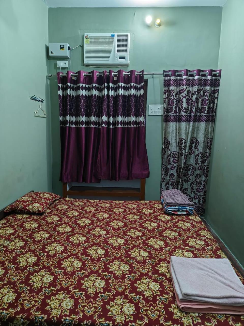 Vishnu Rest House Varanasi Bagian luar foto