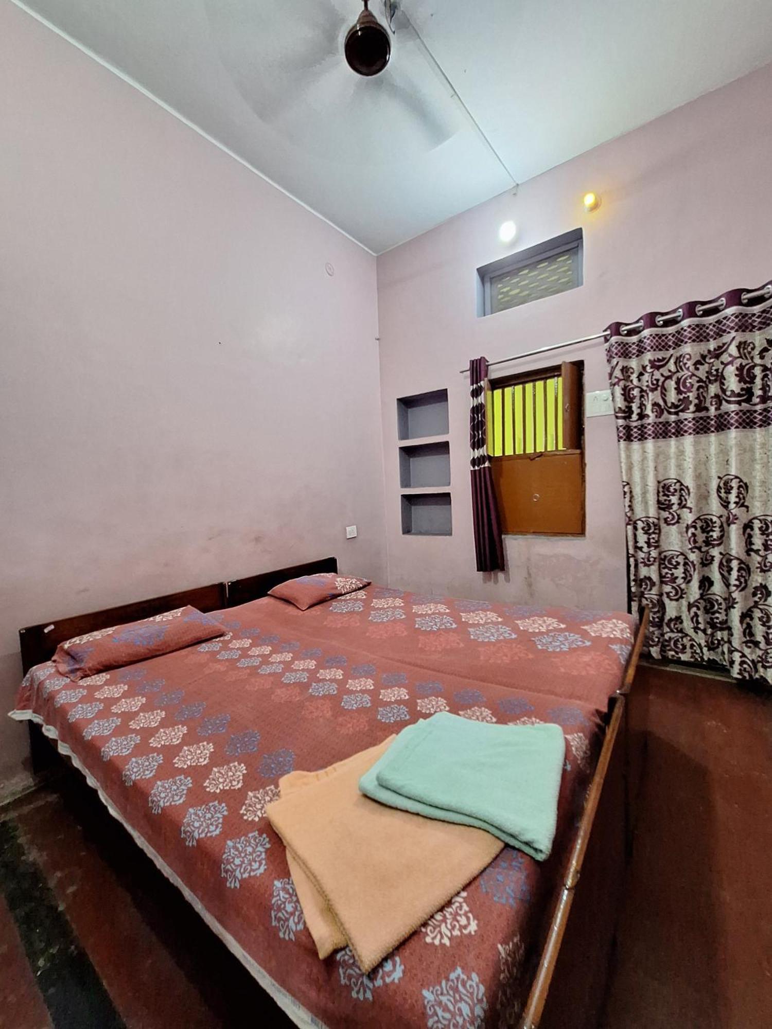 Vishnu Rest House Varanasi Bagian luar foto